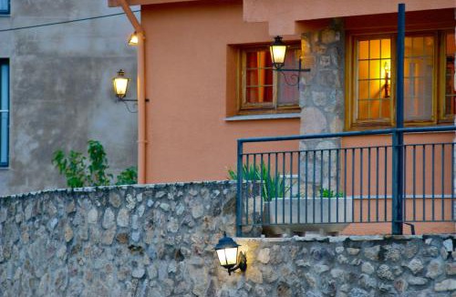 Tapis House | Restaurante y Alojamiento Can Mach