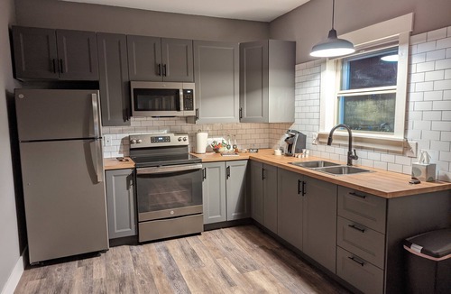 La Grange Cottage | Restful cottage close to antique shopping and mountain biking