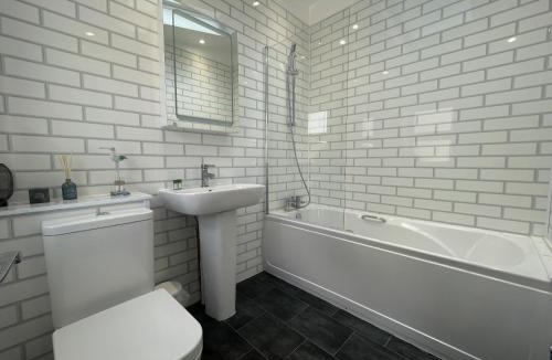 Clifton Apartment | Restful Harbourside Apartment with Garden