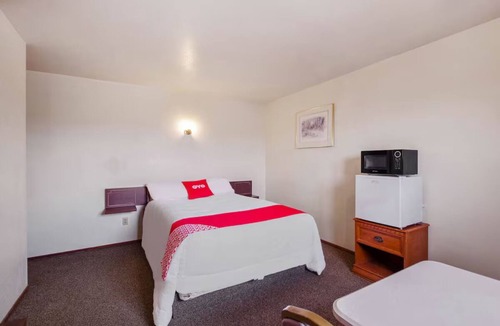 Cheyenne Wells Hotel | Restful Nights at Comfortable + Budget-Friendly Queen Room