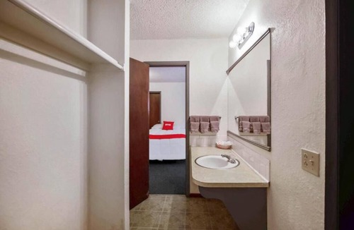 Cheyenne Wells Hotel | Restful Nights at Comfortable + Budget-Friendly Queen Room