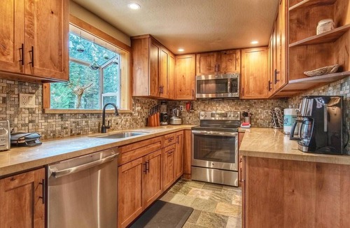 Ridgewood Cabin | Restful North Ridge | 5 Minutes Walk to Shoreline