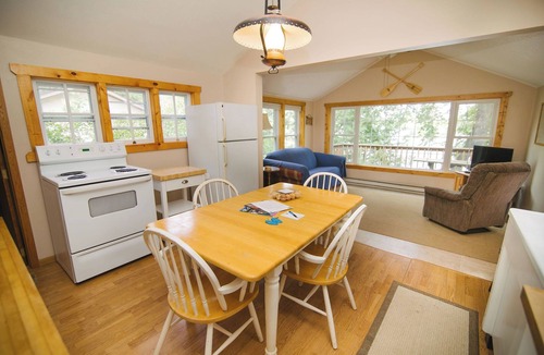 Richmond Cabin | Restful Retreat, deluxe 2BR lakefront cabin with private fire pit