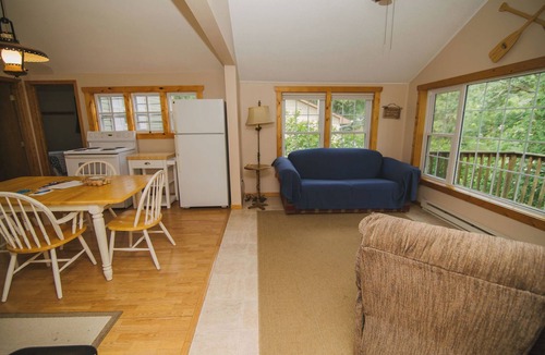 Richmond Cabin | Restful Retreat, deluxe 2BR lakefront cabin with private fire pit