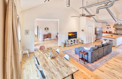 Wimberley House | Restful Retreat- Stylish 4 Bedroom Oasis