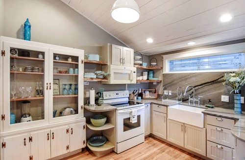 Gold Hill House | Restful River Retreat