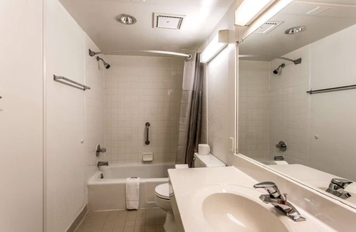 Edgewood Hotel | Restful Room w/Pet-Friendly Options, Free Breakfast & On-Site Dining