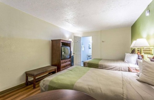 Edgewood Hotel | Restful Room w/Pet-Friendly Options, Free Breakfast & On-Site Dining
