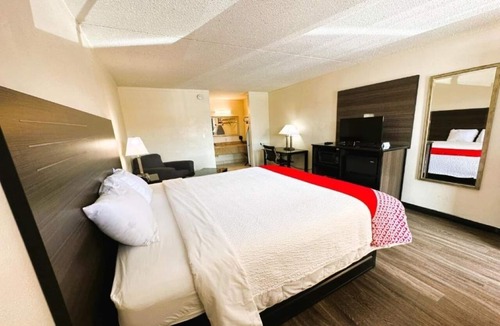 West San Antonio Hotel | Restful Stay in San Antonio in King Bedroom Minutes from Lackland & SeaWorld