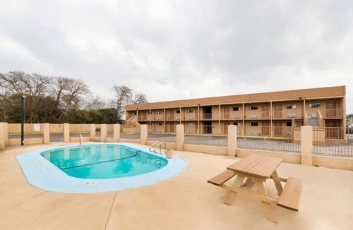West San Antonio Hotel | Restful Stay in San Antonio in King Bedroom Minutes from Lackland & SeaWorld