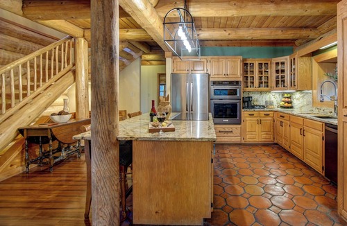 Mid America House | RestfulLodge - Lakefront/15 Acres/Private Dock/Private Disc Golf Course/Kayaks