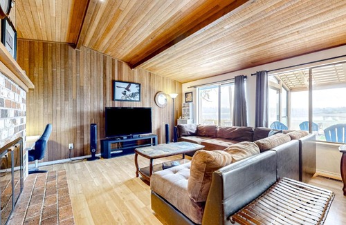 Erlands Point-Kitsap Lake House | Resting Eagle Beach House