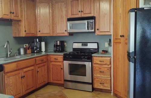 Seguin Cottage | Restoration Retreat with Pool and Hot Tub!