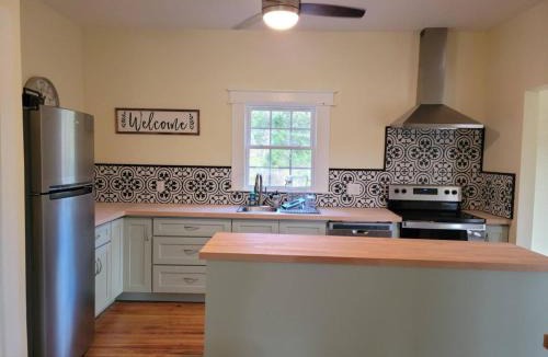 Roseland House | Restored 1900s Historic Home - Jonesboro, VA