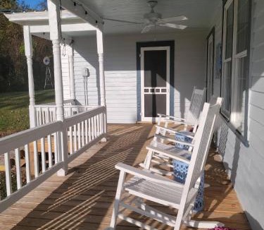Roseland House | Restored 1900s Historic Home - Jonesboro, VA