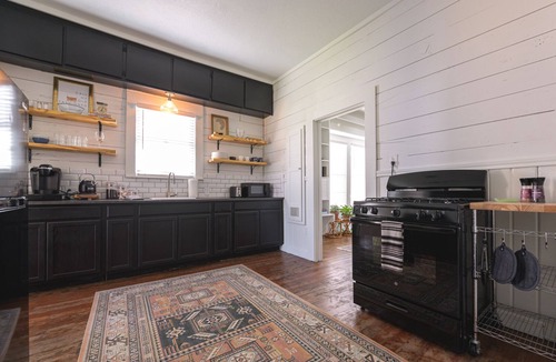 Austin Ave. House | Restored 1930s Uptown Bungalow 2 min. to Magnolia Silos