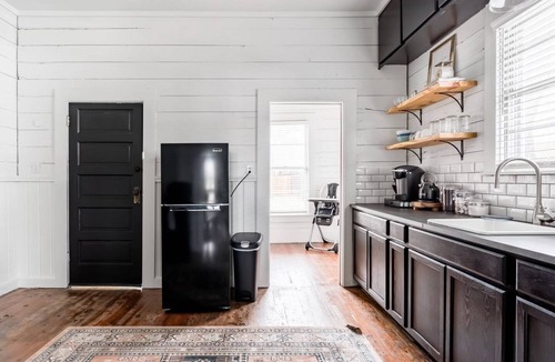 Austin Ave. House | Restored 1930s Uptown Bungalow 2 min. to Magnolia Silos