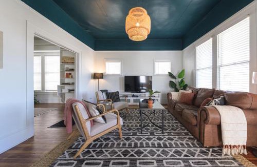 Austin Ave. House | Restored 1930s Uptown Bungalow 2 min. to Magnolia