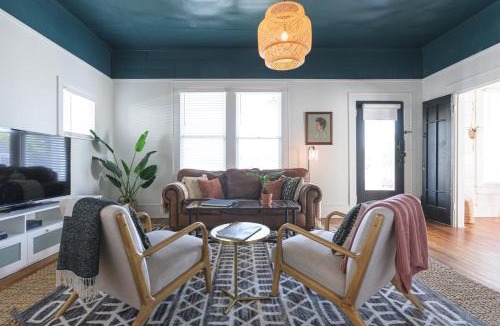 Austin Ave. House | Restored 1930s Uptown Bungalow 2 min. to Magnolia
