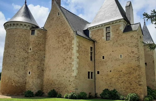 Roeze-sur-Sarthe House | Restored family manor - Great Room and its private bathroom