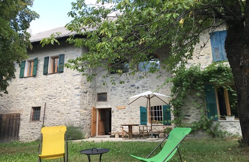 Les Thuiles House | Restored farmhouse with large garden near Barcelonnette