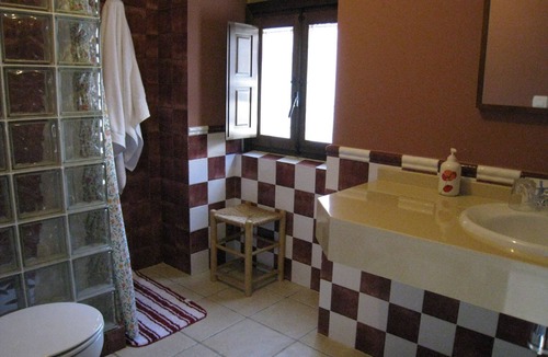 Hoyos Cottage | Restored town center with footbolin