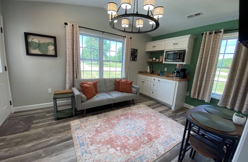 Perryville House | Retreat Air - King Bed, Hot Tub & No cleaning fee