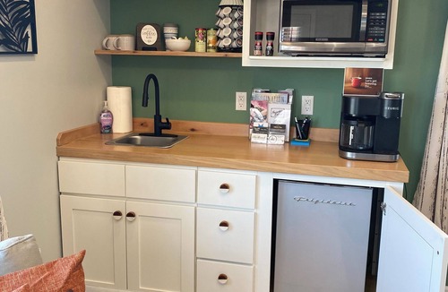 Perryville House | Retreat Air - King Bed, Hot Tub & No cleaning fee