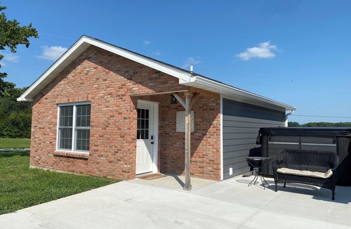 Perryville House | Retreat Air - King Bed, Hot Tub & No cleaning fee
