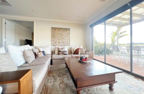 Sanctuary Lakes House | Retreat Andrew House