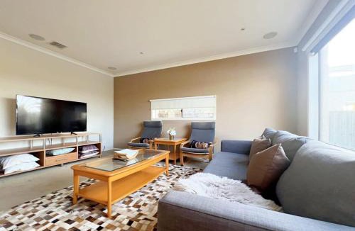 Sanctuary Lakes House | Retreat Andrew House