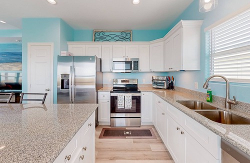 Gilchrist House | Retreat | Bay Views | Large Deck | Family Fun
