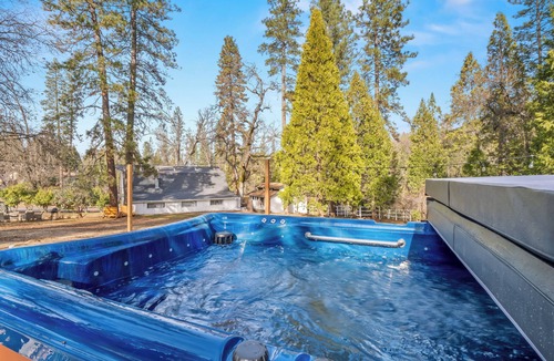 Oakhurst House | Retreat home tucked away in the forest, perfect for big groups, near Bass Lake