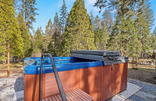 Oakhurst House | Retreat home tucked away in the forest, perfect for big groups, near Bass Lake