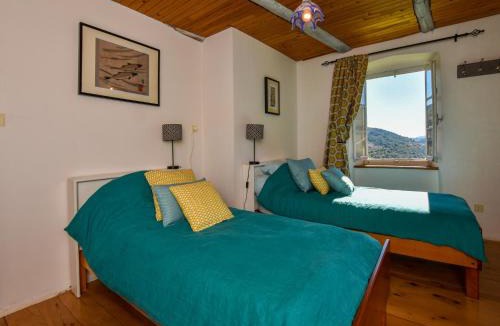 Villeneuve-dʼAllier House | Retreat in Villeneuve-d'Allier