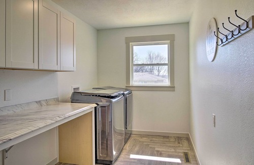 Springfield Cottage | Retreat w/Deck ~ 9 Mi to Downtown Springfield