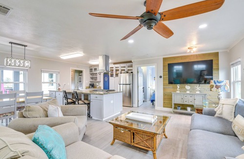 Crystal Beach Cottage | Retreat w/Hot Tub & Fenced Yard: Walk to Beach