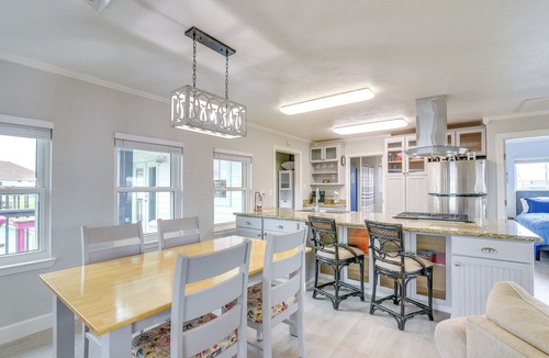 Crystal Beach Cottage | Retreat w/Hot Tub & Fenced Yard: Walk to Beach