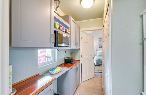 Crystal Beach Cottage | Retreat w/Hot Tub & Fenced Yard: Walk to Beach