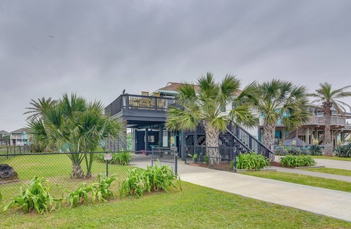Crystal Beach Cottage | Retreat w/Hot Tub & Fenced Yard: Walk to Beach