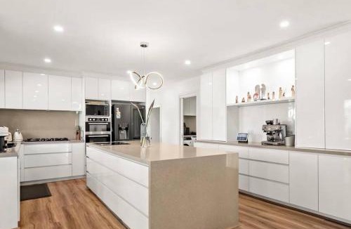 The Basin House | Retreat with Panoramic Hills View