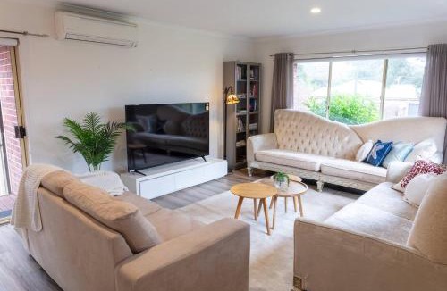 The Basin House | Retreat with Panoramic Hills View