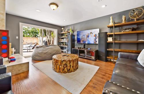 Reseda House | Retreat with Pool