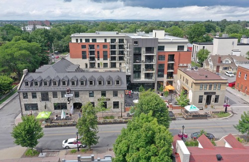 District d'Aylmer Apartment | Retro 1 bedroom apartment with in unit laundry, river view and balcony