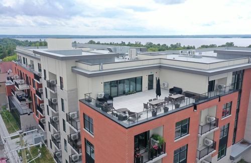 District d'Aylmer Apartment | Retro 1 bedroom apartment with in unit laundry, river view and balcony