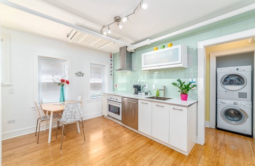 Andersonville Apartment | Retro Apartment in Andersonville