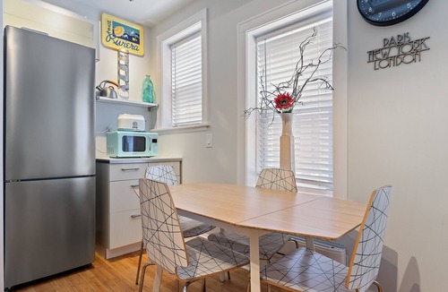 Andersonville Apartment | Retro Apartment in Andersonville