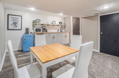 Grandview Apartment | Retro Basement Apartment- 10 mins to shops and IHOPU