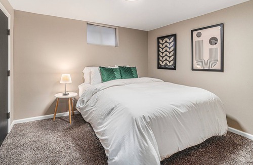 Grandview Apartment | Retro Basement Apartment- 10 mins to shops and IHOPU