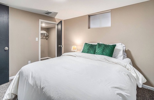 Grandview Apartment | Retro Basement Apartment- 10 mins to shops and IHOPU